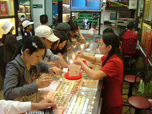 Giá vàng vẫn tiếp tục “dò đáy”